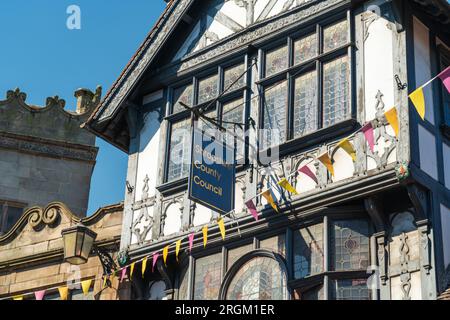 Shrewsbury, England – August 10 2023: Fassade des Tudor Style Shrewsbury County Council Building in Castle Gates, Shrewsbury Stockfoto