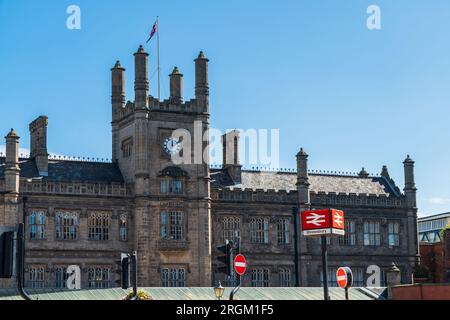 Shrewsbury, England – August 10 2023: Vorderseite zum denkmalgeschützten Bahnhof Shrewsbury Stockfoto