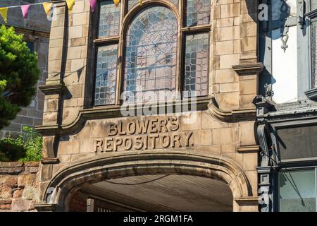 Shrewsbury, England – August 10 2023: Beschilderung der denkmalgeschützten Bibliothek in Shrewsbury, Shropshire, mit dem ursprünglichen Namen Blower's Repository Stockfoto