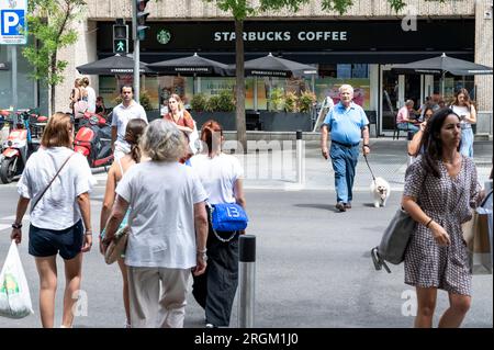 Madrid, Spanien. 25. Juli 2023. Fußgänger gehen vorbei an der amerikanischen multinationalen Starbucks Coffee Store-Kette in Spanien (Foto: Xavi Lopez/SOPA Images/Sipa USA). Guthaben: SIPA USA/Alamy Live News Stockfoto