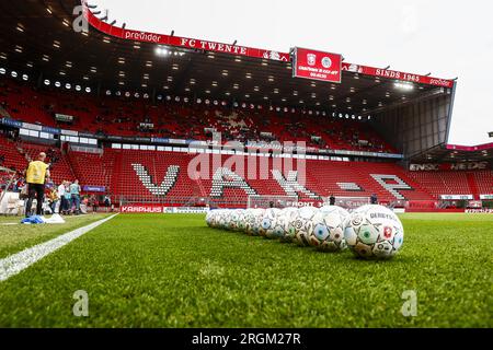 ENSCHEDE - eine leere Haupttribüne während der dritten Qualifikationsrunde der UEFA Conference League zwischen dem FC Twente und Riga am 10. August 2023 in De Grolsch Veste in Enschede, Niederlande. FC Twente muss ohne die Unterstützung des sogenannten Vak-P auskommen Die UEFA hat den Club für Störungen im Heimspiel gegen Hammarby IF vor mehr als einer Woche bestraft. ANP VINCENT JANNINK Stockfoto