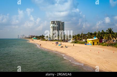 DANIA BEACH, FLORIDA, USA - JULI 24 2023 Landschaft am schönen Sandstrand von Florida tagsüber Stockfoto