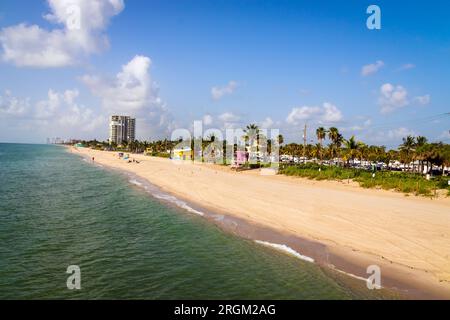 DANIA BEACH, FLORIDA, USA - JULI 24 2023 Landschaft am schönen Sandstrand von Florida tagsüber Stockfoto