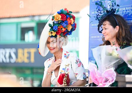 Brighton UK 10. August 2023 - Rachel Oates gewann "Best dressed Lady" im Sonnenschein beim Brighton Races Ladies Day während ihres Star Sports 3 Day Festival of Racing : Credit Simon Dack / Alamy Live News Stockfoto