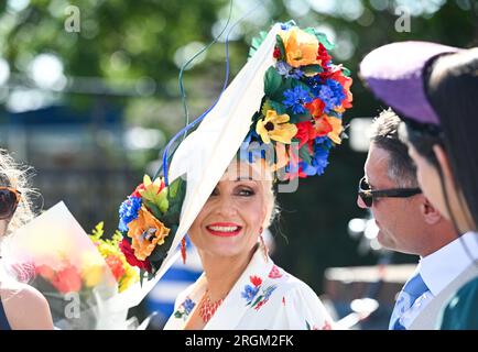 Brighton UK 10. August 2023 - Rachel Oates gewann "Best dressed Lady" im Sonnenschein beim Brighton Races Ladies Day während ihres Star Sports 3 Day Festival of Racing : Credit Simon Dack / Alamy Live News Stockfoto