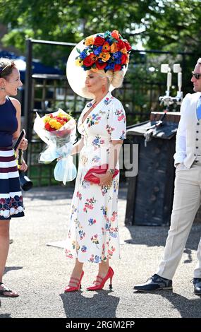 Brighton UK 10. August 2023 - Rachel Oates gewann "Best dressed Lady" im Sonnenschein beim Brighton Races Ladies Day während ihres Star Sports 3 Day Festival of Racing : Credit Simon Dack / Alamy Live News Stockfoto