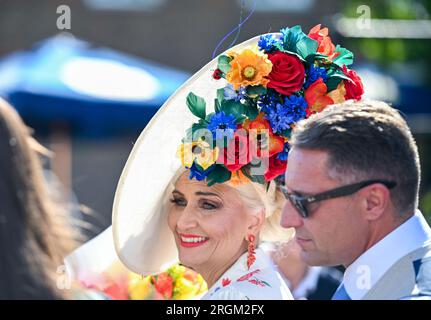 Brighton UK 10. August 2023 - Rachel Oates gewann "Best dressed Lady" im Sonnenschein beim Brighton Races Ladies Day während ihres Star Sports 3 Day Festival of Racing : Credit Simon Dack / Alamy Live News Stockfoto