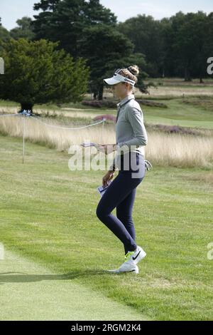 Walton on the Hill, Surrey, Großbritannien. 10. Aug. 2023. Action vom Walton Heath Golf Club während der ersten Runde der AIG WomenÕs Open, organisiert vom Royal & Ancient Golf Club (R&A) von St. Andrews Picture Shows: Nelly Korda (USA) geht zu ihrem nächsten Tee. Kredit: Motofoto/Alamy Live News Stockfoto