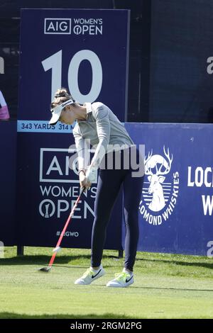 Walton on the Hill, Surrey, Großbritannien. 10. Aug. 2023. Action vom Walton Heath Golf Club während der ersten Runde der AIG WomenÕs Open, organisiert vom Royal & Ancient Golf Club (R&A) von St. Andrews Picture Shows: Nelly Korda (USA) fährt auf dem 10. Tee Credit: Motofoto/Alamy Live News Stockfoto
