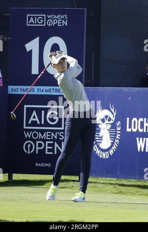 Walton on the Hill, Surrey, Großbritannien. 10. Aug. 2023. Action vom Walton Heath Golf Club während der ersten Runde der AIG WomenÕs Open, organisiert vom Royal & Ancient Golf Club (R&A) von St. Andrews Picture Shows: Nelly Korda (USA) fährt auf dem 10. Tee Credit: Motofoto/Alamy Live News Stockfoto