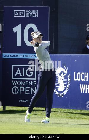 Walton on the Hill, Surrey, Großbritannien. 10. Aug. 2023. Action vom Walton Heath Golf Club während der ersten Runde der AIG WomenÕs Open, organisiert vom Royal & Ancient Golf Club (R&A) von St. Andrews Picture Shows: Nelly Korda (USA) fährt auf dem 10. Tee Credit: Motofoto/Alamy Live News Stockfoto