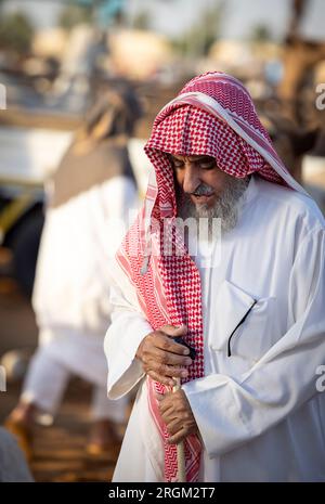 Buraydah, Saudi-Arabien, 4. August 2023: Südafrikanische Kamele und Männer auf einem Kamelmarkt Stockfoto