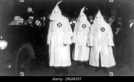 Parade des Ku-Klux-Klan durch Bezirke in Virginia, grenzend an den District of Columbia, letzte Nacht. 1922 Stockfoto