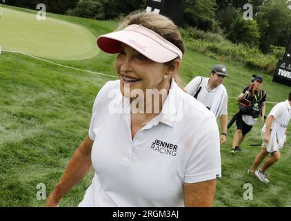 Bedminster, Usa. 10. Aug. 2023. Caitlyn Jenner geht am Donnerstag, den 10. August 2023, beim LIV Golf- Bedminster, Offizielles Pro-am-Turnier 2023 in Bedminster, New Jersey, vom the14. Green ab. Foto: Peter Foley/UPI Credit: UPI/Alamy Live News Stockfoto