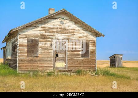 Alte Schule in der Prärie über Weizenfeldern bei Fort benton, montana Stockfoto