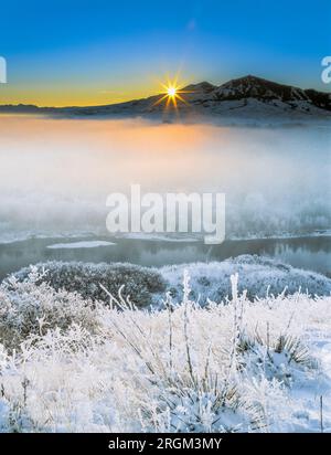 Winter-Sonnenaufgang über eine mattierte Missouri River Tal in der Nähe von Kaskade, montana Stockfoto