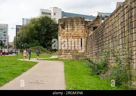 Der Durham Tower - Teil der Stadtmauer in der Stadt Newcastle upon Tyne, Großbritannien - eine mittelalterliche Verteidigungsmauer, Ende des 13. Jahrhunderts. Stockfoto