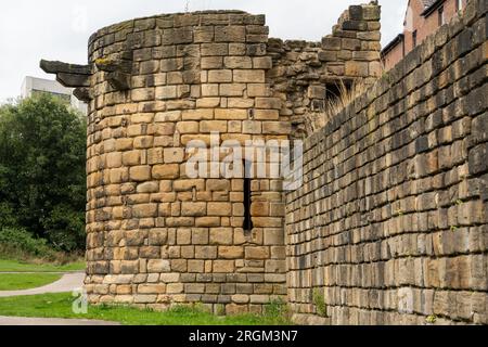 Der Durham Tower - Teil der Stadtmauer in der Stadt Newcastle upon Tyne, Großbritannien - eine mittelalterliche Verteidigungsmauer, Ende des 13. Jahrhunderts. Stockfoto