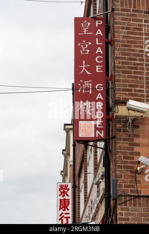 Blick auf Unternehmen in der Stowell Street, Teil des Chinatown-Viertels in der Stadt Newcastle upon Tyne, Großbritannien. Stockfoto