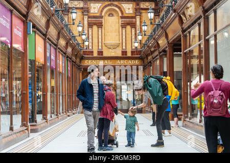 People in the Central Arcade, eine historische überdachte Straße in der Stadt Newcastle upon Tyne, Großbritannien Stockfoto