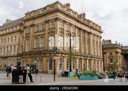 Lloyds Bank, an der Grey Street in der Stadt Newcastle upon Tyne, Großbritannien, ein denkmalgeschütztes Gebäude der Kategorie II*, das für Geschäftsbanken und Hypotheken bekannt ist Stockfoto