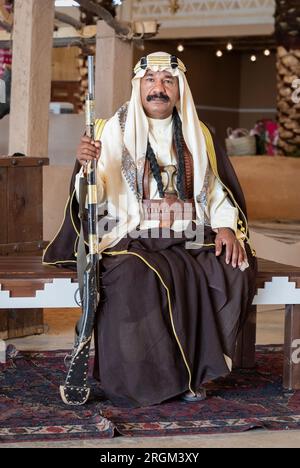 Buraydah, Saudi-Arabien, 4. August 2023: Porträt eines traditionell gekleideten saudi-Mannes Stockfoto