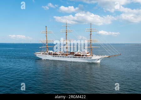 Kopenhagen, Dänemark - 29. Juli 2023: Seitenansicht des Kreuzfahrtschiffs Sea Cloud Spirit im Hafen von Kopenhagen, Dänemark. Stockfoto