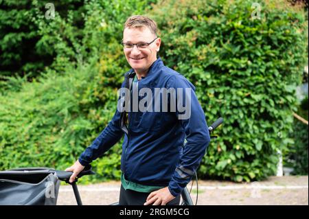 44 Yo Mann mit Trekkingrad vor grünem Hintergrund, Rotterdam, Südholland, Niederlande Stockfoto