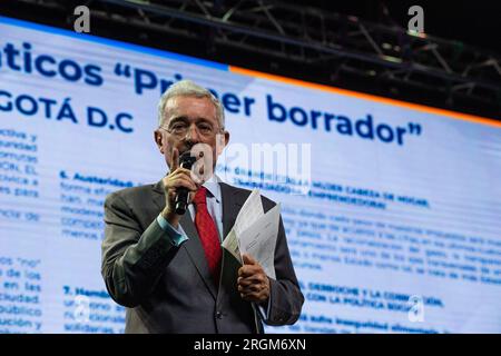 Bogota, Kolumbien. 10. Aug. 2023. Der ehemalige kolumbianische Präsident Alvaro Uribe Velez spricht am 10. August 2023 bei einer Veranstaltung zur Bekanntgabe der Kandidaten für den rat der politischen Partei von Bogota, Centro Democratico. Foto: Sebastian Barros/Long Visual Press Credit: Long Visual Press/Alamy Live News Stockfoto