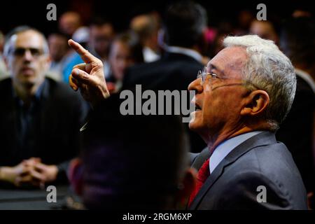 Bogota, Kolumbien. 10. Aug. 2023. Der ehemalige kolumbianische Präsident Alvaro Uribe Velez nimmt am 10. August 2023 an einer Veranstaltung Teil, bei der die Kandidaten für den rat der politischen Partei von Bogota, Centro Democratico, bekannt gegeben werden. Foto: Sebastian Barros/Long Visual Press Credit: Long Visual Press/Alamy Live News Stockfoto