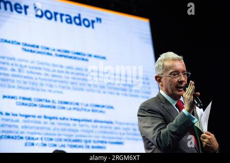 Bogota, Kolumbien. 10. Aug. 2023. Der ehemalige kolumbianische Präsident Alvaro Uribe Velez spricht am 10. August 2023 bei einer Veranstaltung zur Bekanntgabe der Kandidaten für den rat der politischen Partei von Bogota, Centro Democratico. Foto: Sebastian Barros/Long Visual Press Credit: Long Visual Press/Alamy Live News Stockfoto