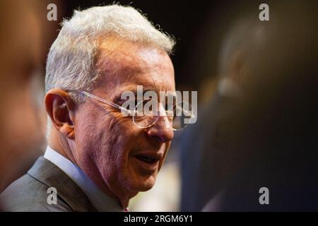 Bogota, Kolumbien. 10. Aug. 2023. Der ehemalige kolumbianische Präsident Alvaro Uribe Velez nimmt am 10. August 2023 an einer Veranstaltung Teil, bei der die Kandidaten für den rat der politischen Partei von Bogota, Centro Democratico, bekannt gegeben werden. Foto: Sebastian Barros/Long Visual Press Credit: Long Visual Press/Alamy Live News Stockfoto