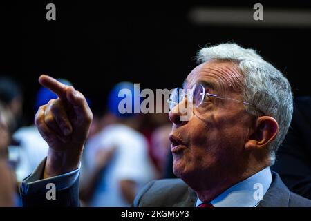 Bogota, Kolumbien. 10. Aug. 2023. Der ehemalige kolumbianische Präsident Alvaro Uribe Velez nimmt am 10. August 2023 an einer Veranstaltung Teil, bei der die Kandidaten für den rat der politischen Partei von Bogota, Centro Democratico, bekannt gegeben werden. Foto: Sebastian Barros/Long Visual Press Credit: Long Visual Press/Alamy Live News Stockfoto