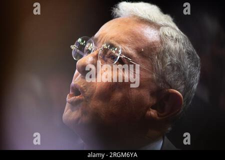 Bogota, Kolumbien. 10. Aug. 2023. Der ehemalige kolumbianische Präsident Alvaro Uribe Velez nimmt am 10. August 2023 an einer Veranstaltung Teil, bei der die Kandidaten für den rat der politischen Partei von Bogota, Centro Democratico, bekannt gegeben werden. Foto: Sebastian Barros/Long Visual Press Credit: Long Visual Press/Alamy Live News Stockfoto