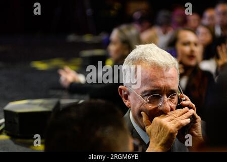 Bogota, Kolumbien. 10. Aug. 2023. Der ehemalige kolumbianische Präsident Alvaro Uribe Velez nimmt am 10. August 2023 an einer Veranstaltung Teil, bei der die Kandidaten für den rat der politischen Partei von Bogota, Centro Democratico, bekannt gegeben werden. Foto: Sebastian Barros/Long Visual Press Credit: Long Visual Press/Alamy Live News Stockfoto