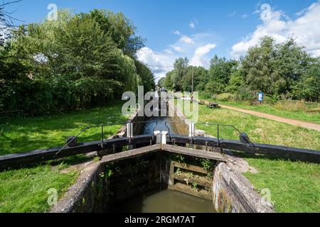 Kintbury Lock am Kennet und Avon Canal in Berkshire, England, Großbritannien, Sommerblick. Stockfoto