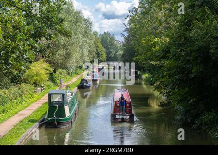 Kanalboote und Narrowboat nähern sich im Sommer Kintbury Lock am Kennet und Avon Canal in Berkshire, England, Großbritannien Stockfoto