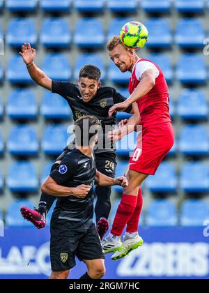 ANDORRA - (lr) Cristian Novoa vom FC Santa Coloma, NACI Unuvar vom FC Twente in der dritten Qualifikationsrunde der UEFA Conference League zwischen dem FC Santa Coloma und AZ in Estadio de Andorra am 10. August 2023 in Andorra la Vella, Andorra. ANP ED VAN DE POL Stockfoto