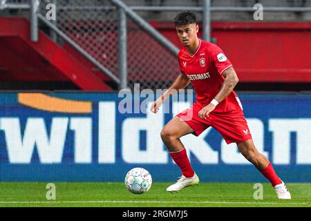 Eindhoven, Niederlande. 10. Aug. 2023. EINDHOVEN, NIEDERLANDE - AUGUST 10: Mees Hilgers vom FC Twente läuft während der Qualifikationsrunde drei zweite Teilstrecke mit dem Ball – Spiel der UEFA Europa Conference League zwischen dem FC Twente und dem FC Riga am 10. August 2023 im Philips Stadion in Eindhoven, Niederlande (Foto von Joris Verwijst/Orange Pictures) Guthaben: Orange Pics BV/Alamy Live News Stockfoto