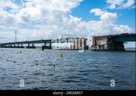 Numansdorp, Südholland, Niederlande, 4. Juli 2023 - die Haringvliet-Brücke mit Bauarbeiten über dem Hollandsch Diep Stockfoto