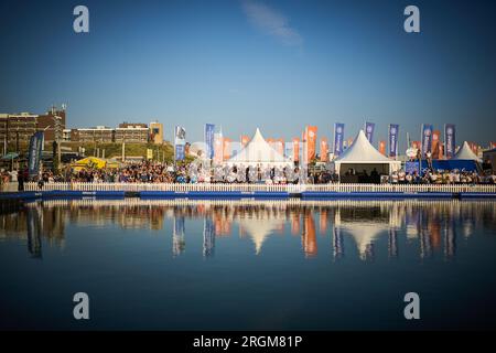 DEN HAAG - öffentlich während der Eröffnungszeremonie der Segelweltmeisterschaften. Die ersten Rennen der vierjährlichen Weltmeisterschaften in den Bereichen Segeln, Drachenfliegen und Windsurfen vor der Küste von Den Haag beginnen mit etwa 1200 Athleten aus mehr als 80 Ländern, die in zehn Olympischen Disziplinen und drei Para-Klassen um 13 Weltmeistertitel antreten. ANP PHIL NIJHUIS Stockfoto