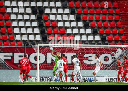 ENSCHEDE - eine leere Haupttribüne während der dritten Qualifikationsrunde der UEFA Conference League zwischen dem FC Twente und Riga am 10. August 2023 in De Grolsch Veste in Enschede, Niederlande. FC Twente muss ohne die Unterstützung des sogenannten Vak-P auskommen Die UEFA hat den Club für Störungen im Heimspiel gegen Hammarby IF vor mehr als einer Woche bestraft. ANP VINCENT JANNINK Stockfoto