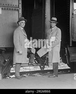 Washington Senators, Eigentümer Clark Griffith und Manager Bucky Harris, gehen in einen Zug nach Pittsburgh für die World Series ca. 1925 Stockfoto