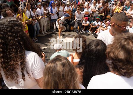 Salvador, Bahia, Brasilien - 02. Februar 2023: Eine Gruppe von Capoeiristas tritt während der Feierlichkeiten für Yemanja am Strand Rio Vermelho in Salvado auf Stockfoto