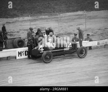 Oldtimer-Rennen: Amerikanischer Rennfahrer Bob McDonogh, Gewinner des 250-km-Rennens auf dem Baltimore-Washington Speedway ca. 1925 Stockfoto