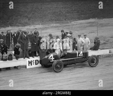 Oldtimer-Rennen: Amerikanischer Rennfahrer Bob McDonogh, Gewinner des 250-km-Rennens auf dem Baltimore-Washington Speedway ca. 1925 Stockfoto