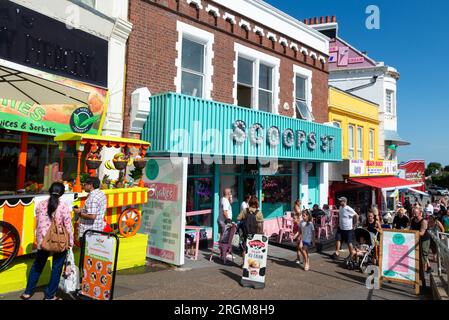 Scoops Street Eisdiele am Pier Hill in Southend on Sea, Essex, Großbritannien, an einem warmen, sonnigen Sommertag. Tourismusunternehmen Stockfoto