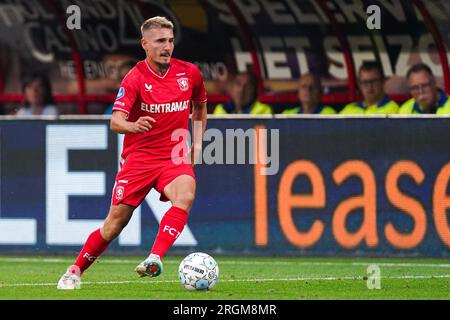 Eindhoven, Niederlande. 10. Aug. 2023. EINDHOVEN, NIEDERLANDE - AUGUST 10: Michal Sadilek vom FC Twente läuft während der Qualifikationsrunde drei zweite Teilstrecke mit dem Ball – Spiel der UEFA Europa Conference League zwischen dem FC Twente und dem FC Riga im Philips Stadion am 10. August 2023 in Eindhoven, Niederlande (Foto von Joris Verwijst/Orange Pictures) Guthaben: Orange Pics BV/Alamy Live News Stockfoto