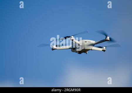 vigo, España 07-31-2023 eine DJI Mavic Mini 3 Drohne im Flug, blauer Himmel im Hintergrund. Stockfoto