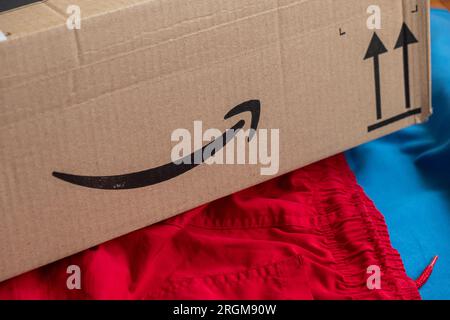 vigo, España 07-31-2023 amazon-Paket auf einem roten Badeanzug Stockfoto